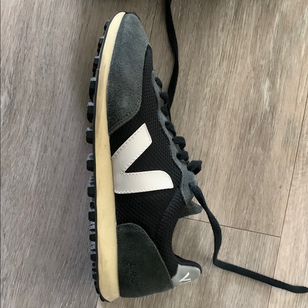 Veja Black and White Sneakers Classic Design - Picture 3 of 8